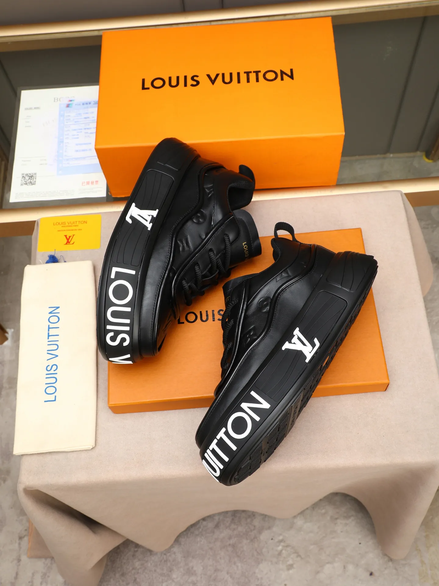 Men's men's shoes 💰560 LV are fashionable and fashionable, and the uppers are made of imported cowhide embossing! Super trendy design! It’s eye-catching! The leather is soft, delicate, shiny and translucent, showing the ultimate in pure handcraftsmanship, and the mesh is soft, comfortable and breathable! Size: 39-44 (38 45 customized)